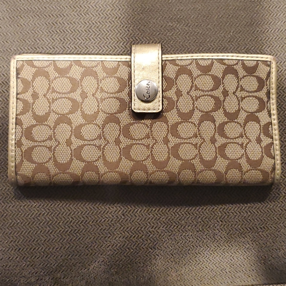 Coach button closure wallet brown and gold